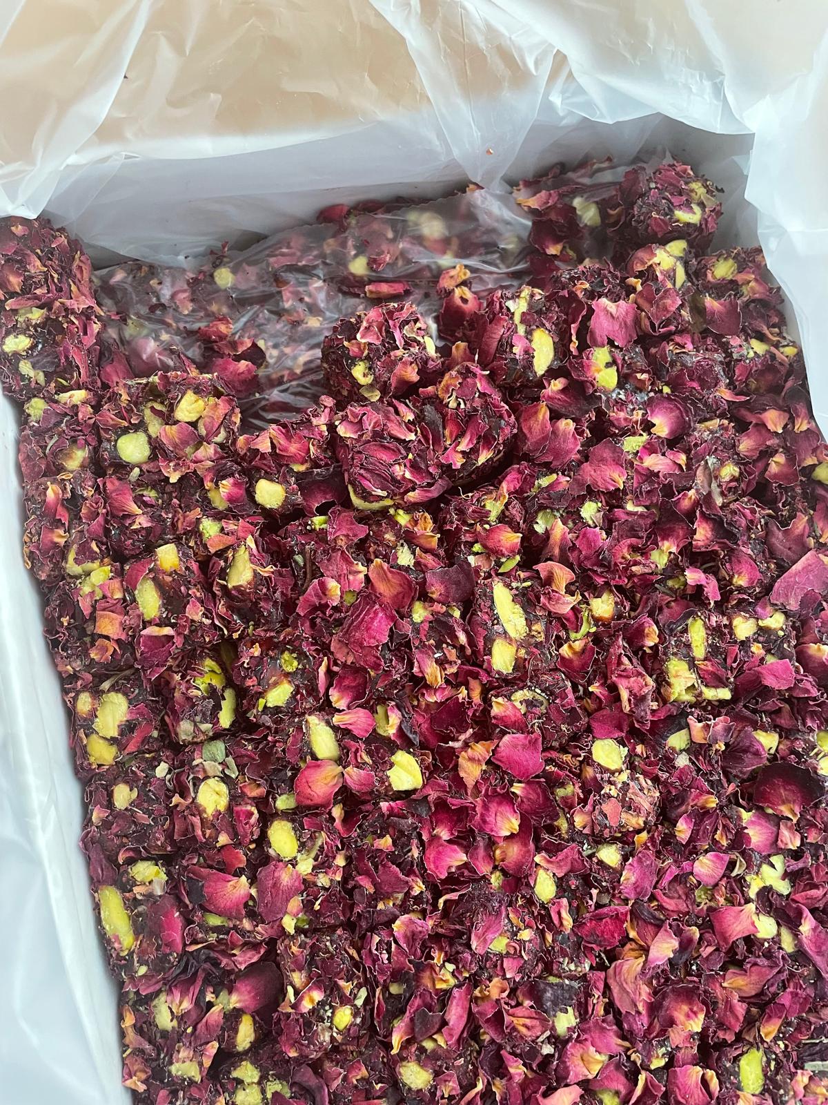 Gül Yapraklı Narlı Lüks Fıstıklı Duble Lokum