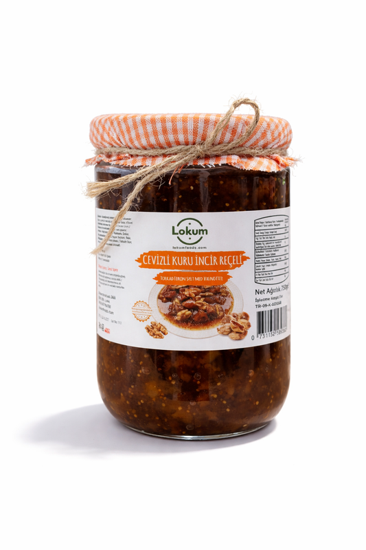 Lokum foods cevizli kuru incir reçeli cam kavanozda beyaz arka planda 