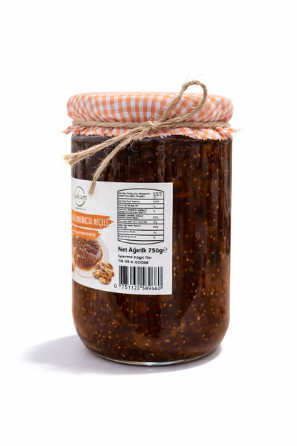 Lokum foods cevizli kuru incir reçeli cam kavanozda beyaz arka planda 